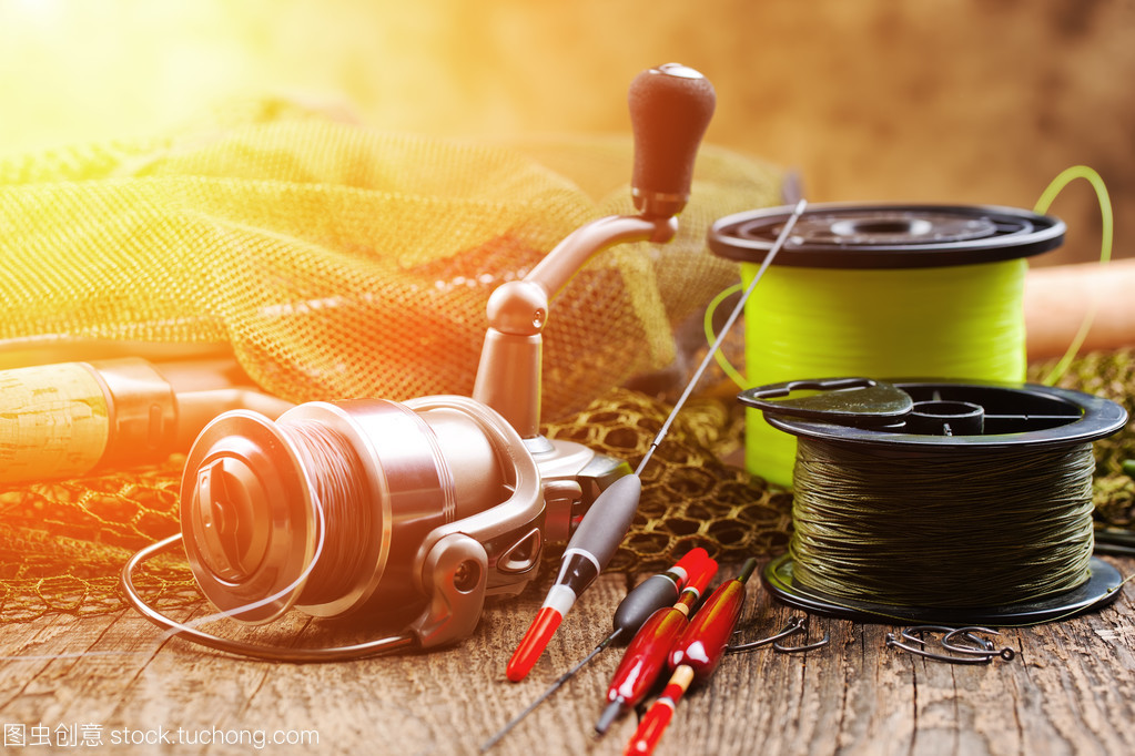 桌上的渔具 一窥垂钓者的艺术与心境